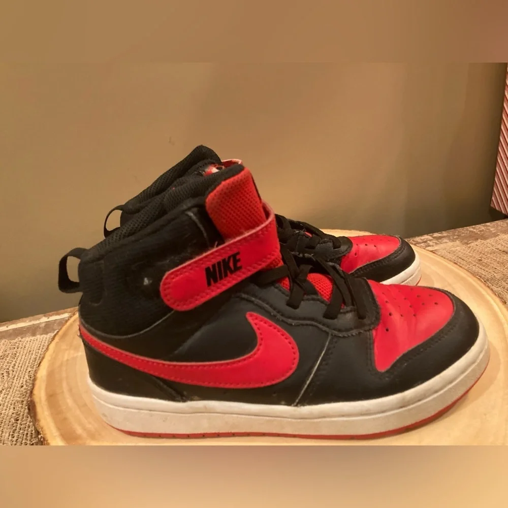 NIKE Kids COURT BOROUGH Mid 2 BLACK/RED/WHITE Leather BASKETBALL SNEAKERS 1Y‎